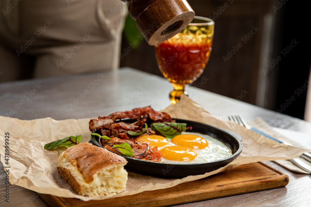 breakfast of eggs and bacon, served with fresh pastries and tomato juice breakfast of eggs and bacon, served with fresh pastries and tomato juice