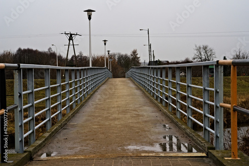 Mostek kładka dla pieszych , z barierkami , nad rzeką Kamienną . Bridge on a pedestrian footbridge, with barriers, on a Stone river. 