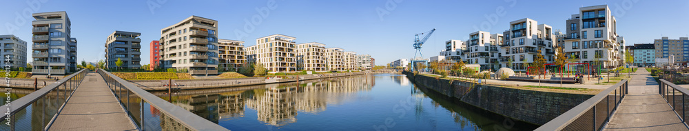 Moderne Neubau-Immobilien am Wasser im Hafen Offenbach am Main, Hessen: Entwicklung eines neuen Wohnquartiers einer Stadt mit Eigentumswohnungen und Apartments