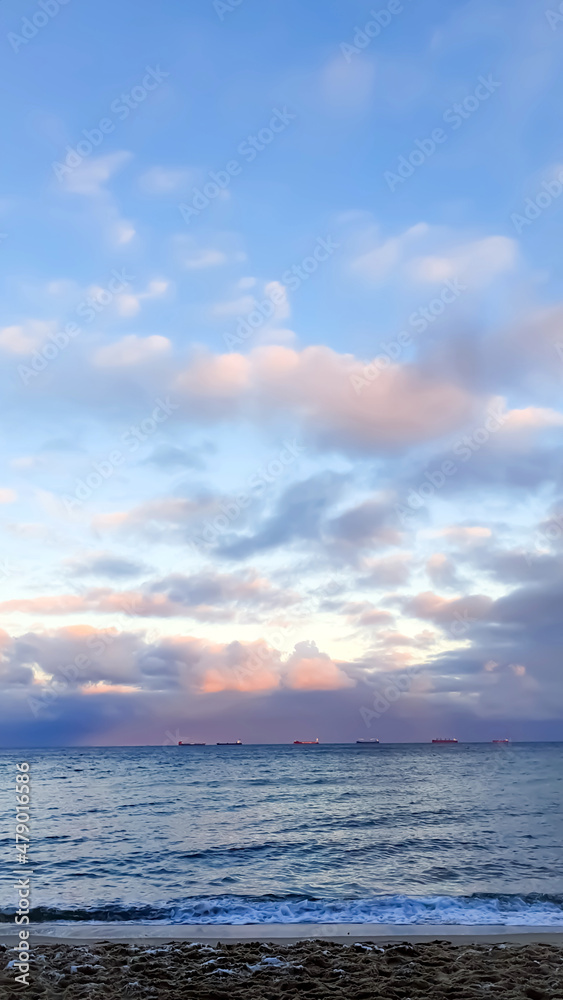 Obraz premium Beautiful colors of water and sky at the Polish seaside, Gdynia, Poland