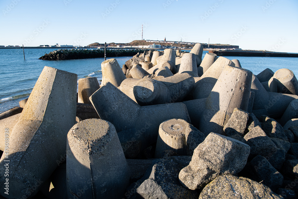 Naturschutz und Küstenschutz - Elemente aus Beton gegen das weitere Erodieren von Land durch das Meer auf der Kleinen Düne vor Helgoland Naturschutz und Küstenschutz - Elemente aus Beton gegen das weitere Erodieren von Land durch das Meer auf der Kleinen Düne vor Helgoland