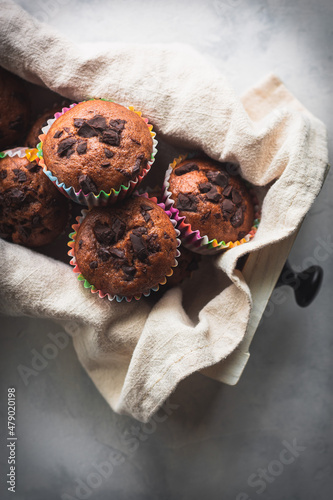 Muffins de chocolate en una caja de madera photo