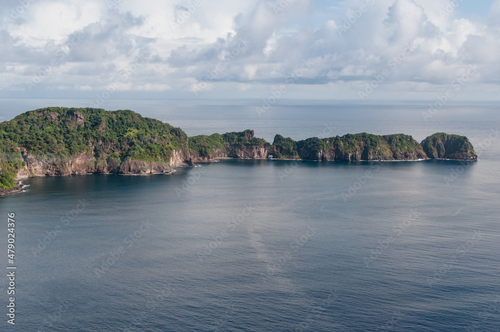 Obraz premium As belas formações rochosas do maravilhoso Arquipélago de Fernando de Noronha no Brasil. Observa-se a abertura na rocha, que de acordo com determinado ângulo de visão, vê-se o perímetro do mapa do BR