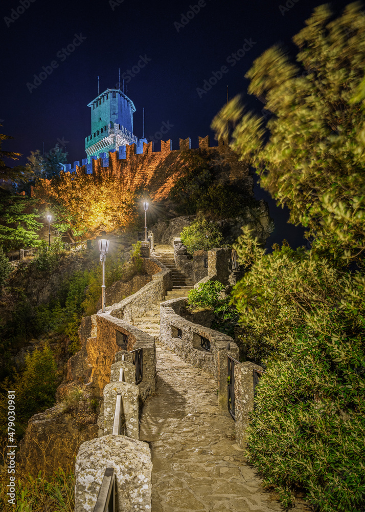Obraz na płótnie Night view of Guaita Tower at Passo delle Streghe (Pass of the Witches), San Marino w salonie