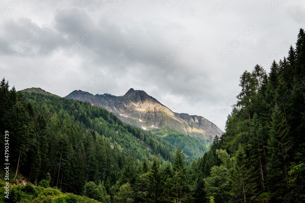 Obraz premium Landscape with mountains and clouds