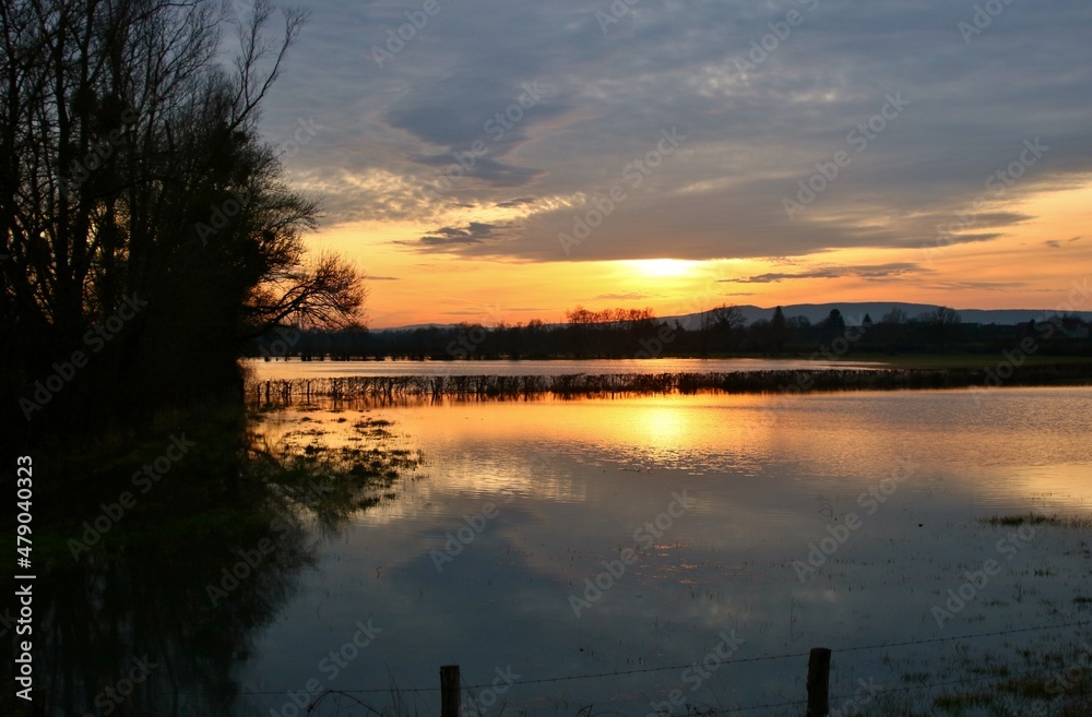 Coucher de soleil et reflets sur un étang. Coucher de soleil et reflets sur un étang.