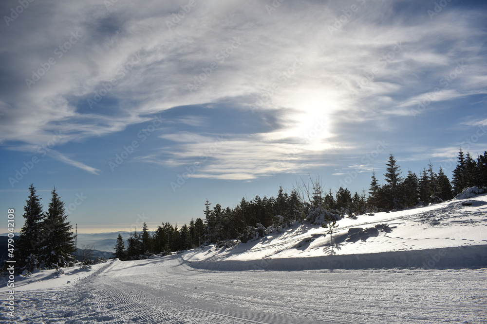 Fototapeta premium Skipiste in den Alpen an sonnigem Wintertag, Skitourismus im verschneiten Land