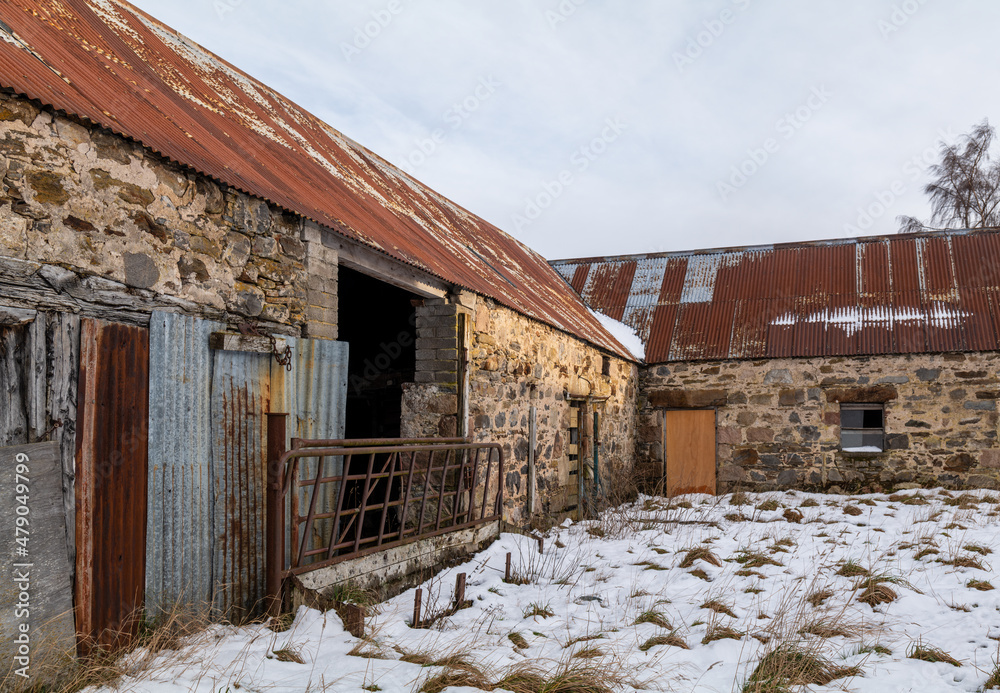 Φωτογραφία INVERDRUIE, AVIEMORE, SCOTLAND - 6 JANUARY 2022: - This is a scene of a long disused Farm and its house within the Caingorms Region of Aviemore, Scotland on 6 January 2022