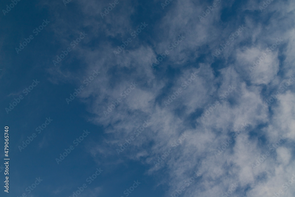 cielo azzurro con nuvole bianche