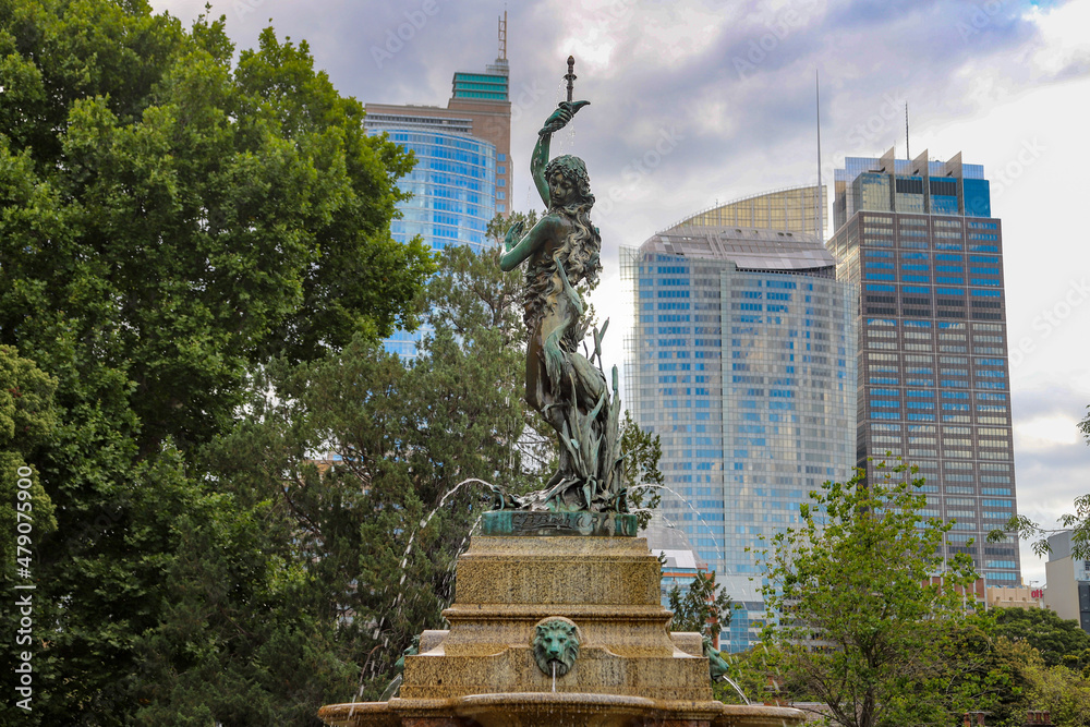 Fototapeta premium Brunnen mit Stadtblick in Sydney