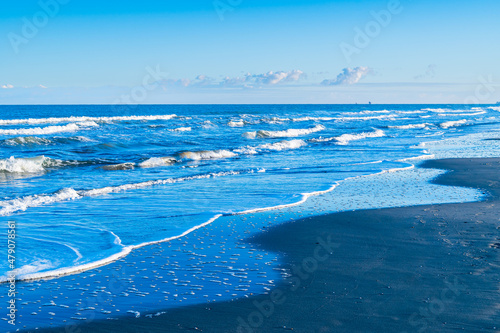 Fototapeta Naklejka Na Ścianę i Meble -  La spiaggia con le onde a Marina di Ravenna, in Italia. Vacanze. Viaggiare. Fuori. Inverno.