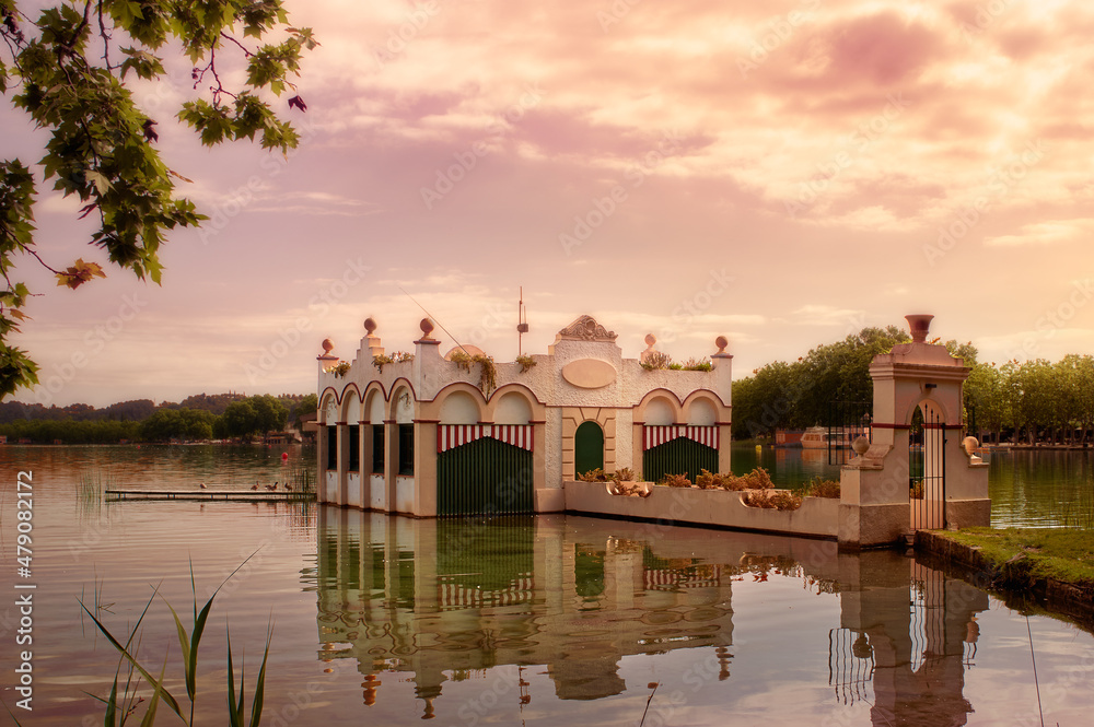 Naklejka premium Sunset at Banyoles lake