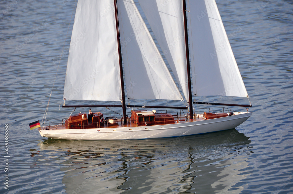 RC-Modellsegelboot mit Holzdeck und Spreizgaffel-Takelage RC-Modellsegelboot mit Holzdeck und Spreizgaffel-Takelage