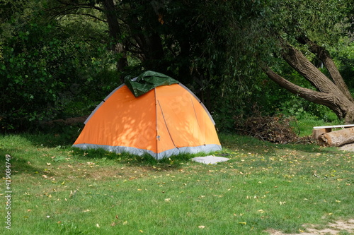 FU 2020-07-19 Rhein 264 Auf der Wiese vor dem Wald ist ein Zelt