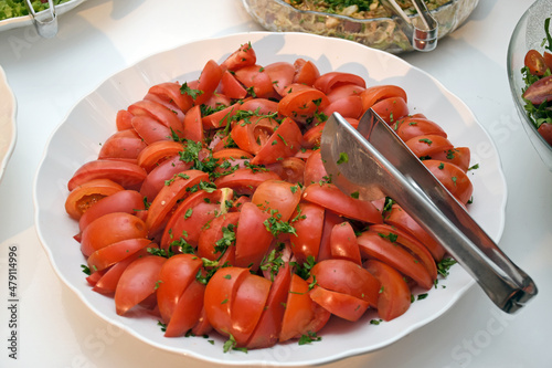 Tomate cortado e temperado com coentro em prato branco. © GlobalFotoeArte