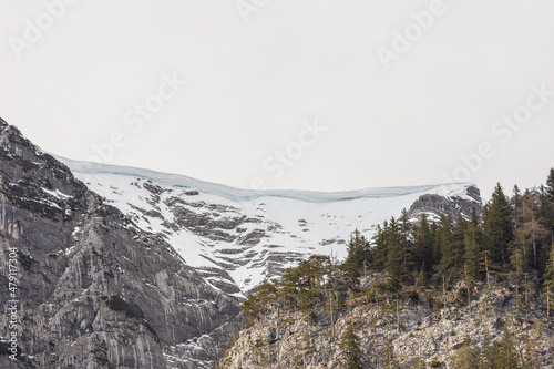 Winter im Gebirge mit Schneebrett auf Felskante
