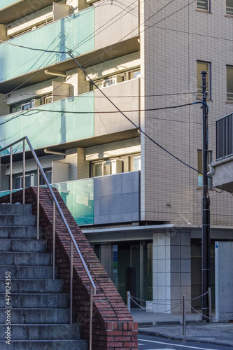 レンガ造りの階段と青い壁の建物 東京、赤坂7丁目の街の風景