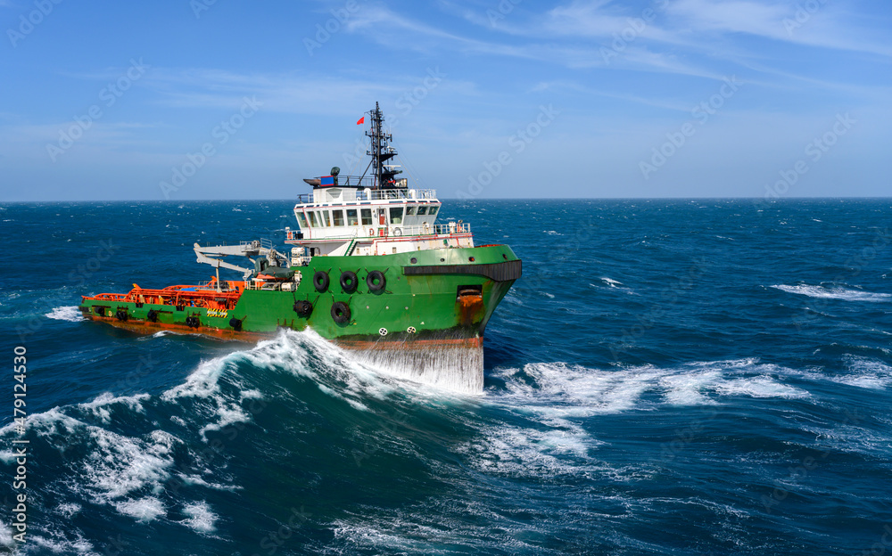 Sea tow in the high sea