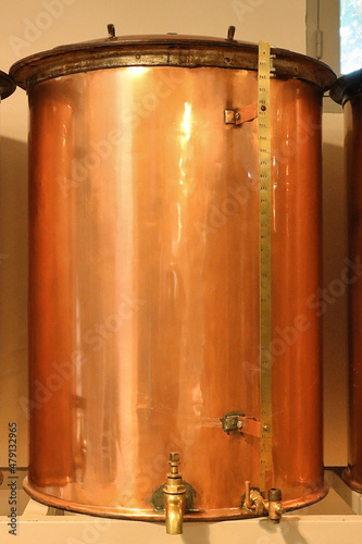Ancien distillateur utilisé pour la distillation traditionnelle de parfums à Grasse, en France photo