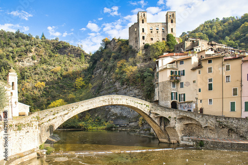 Village médiéval de Dolceacqua en Ligurie, Italie, avec son célèbre pont peint par Monet et le château des Doria