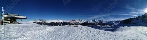 Sommets enneigés des 3 Vallées, côté Courchevel face au Mont-Blanc. 
