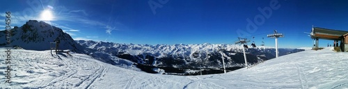 Sommets enneigés des 3 Vallées avec vue sur le Mont-Blanc. 