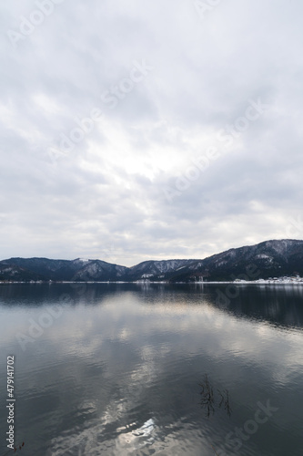 A view of Lake Yogo in Shiga Prefecture in midwinter, with the sky reflecting off the lake surface. © 隼人 岩崎