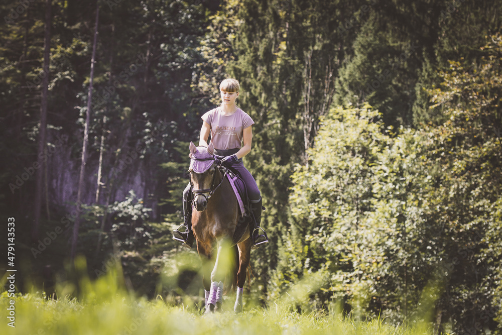 Obraz premium Mädchen mit Pferd im Gelände