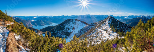 Fotografia Bavarian panoramic top view to the Walchensee and the Kochelsee with the surroun