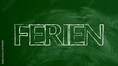 Ferien, mit Kreide auf die grüne Tafel geschrieben