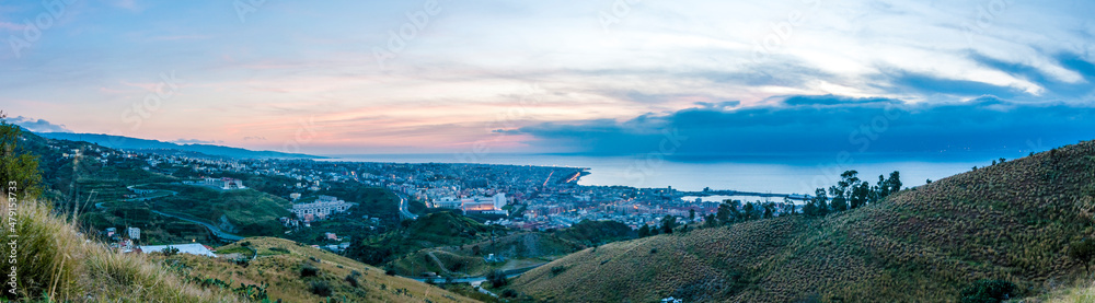 Paesaggio Panoramico Crepuscolare della città di Reggio Calabria visto dalla collina