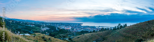 Paesaggio Panoramico Crepuscolare della città di Reggio Calabria visto dalla collina © fulviodegregorio