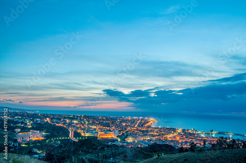 Fototapeta Naklejka Na Ścianę i Meble -  Paesaggio Panoramico Crepuscolare della città di Reggio Calabria visto dalla collina