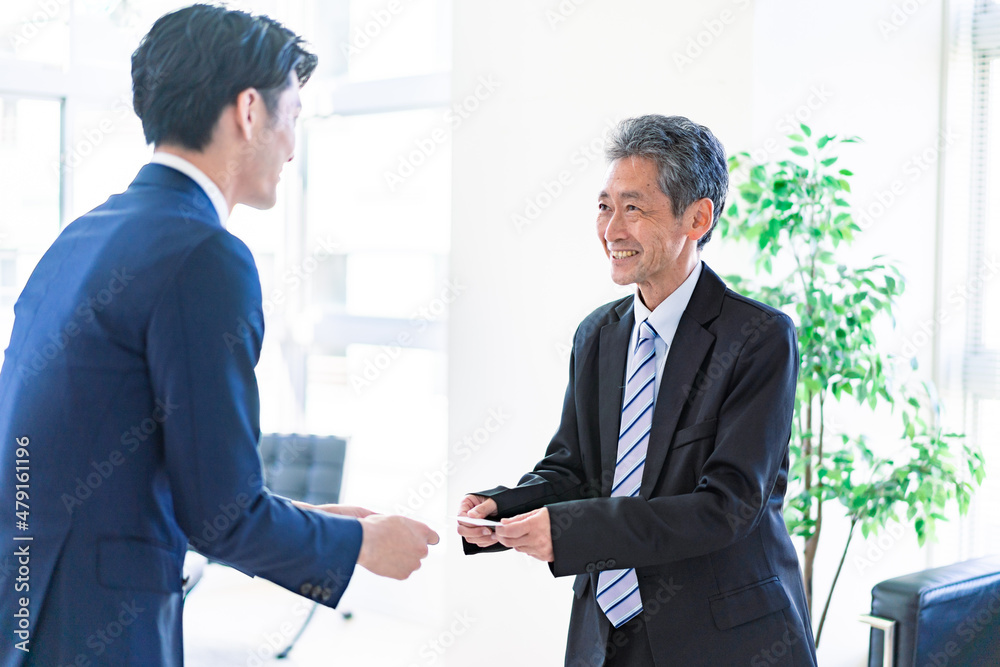 名刺交換をするビジネスマン 名刺交換をするビジネスマン