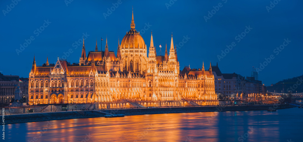 Obraz premium Large panorama of the Budapest parliament building during blue hour.