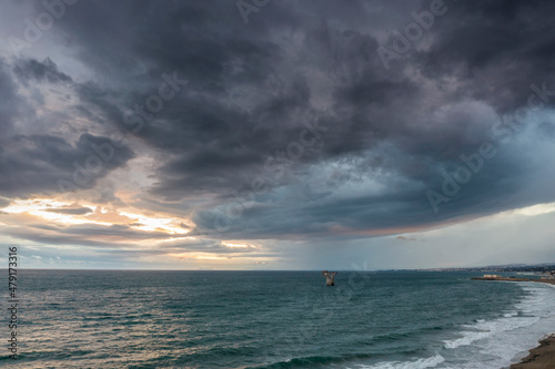 Foto vista de la playa en un día gris cuando se acerca la tempestad