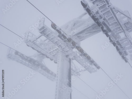 Słup kolei linowej w tatrach podczas śnieżycy