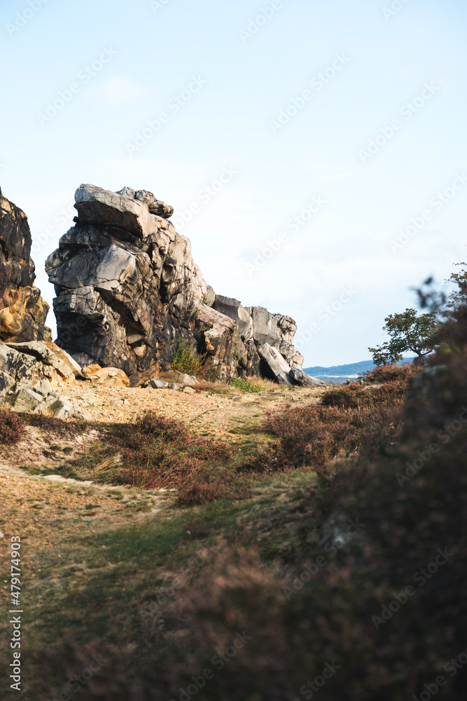 Granit Felsen Wände bei der Teufelsmauer Weddersleben im Harz Gebirge in Deutschland 