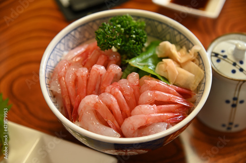北海道の食堂で食べた新鮮な海鮮どんぶりの昼食