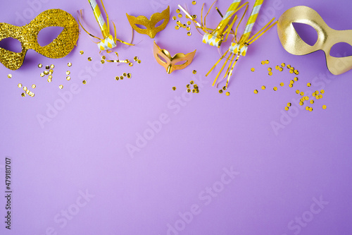 Carnival or mardi gras concept with golden carnival masks on violet background Fototapet
