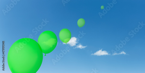 Grüne Luftballons vor Blauem Himmel mit weissen Wolken