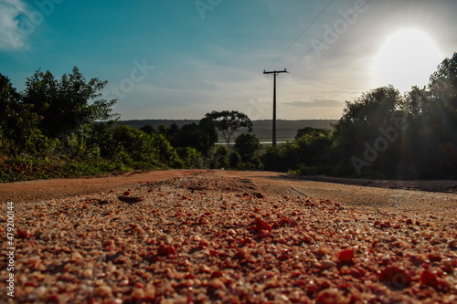 Estrada de terra com pedra vermelha