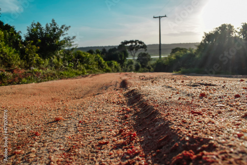 Estrada de terra com pedra vermelha