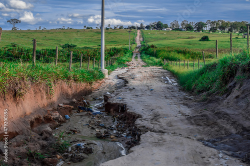 Fissura em estrada de terra