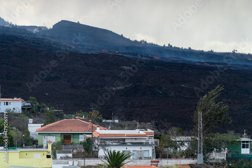 Lava flows over the houses of the canary island La Palma © Georg