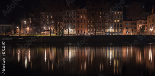 façades d'immeubles anciens éclairées la nuit le long de la Saône à Lyon