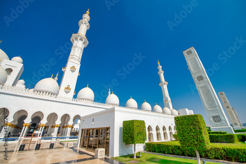 Fotografie, Obraz Sheikh Zayed Mosque in Abu Dhabi on a clear sunny day, UAE