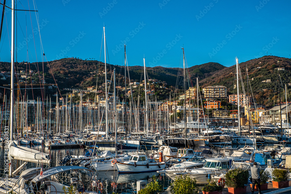 Fototapeta premium Varazze, comune del parco del Beigua, affacciato sul mar Ligure, è meta di turismo estivo ed invernale. 