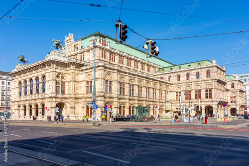 Fototapeta Naklejka Na Ścianę i Meble -  State Opera house in Vienna, Austria