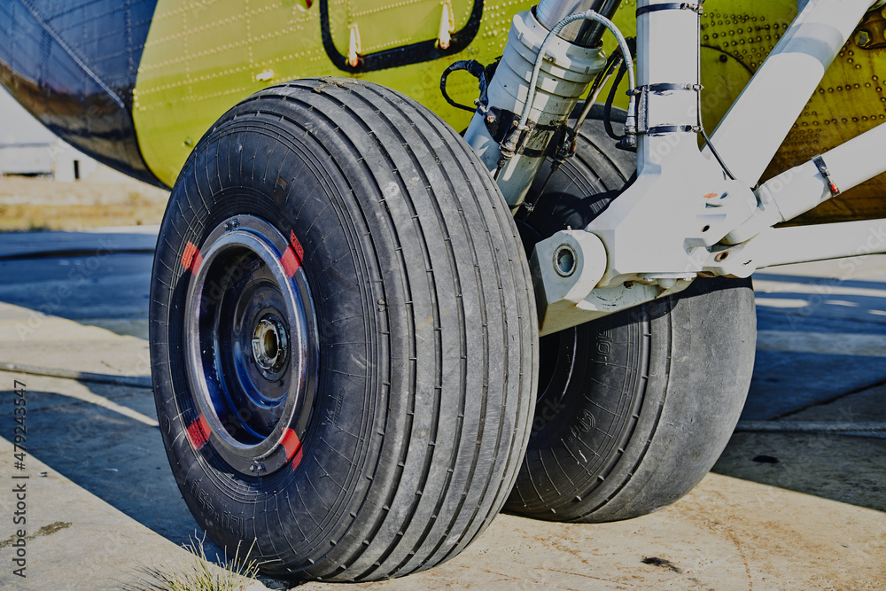 Helicopter landing gear with aircraft thrust pad. Landing gear of